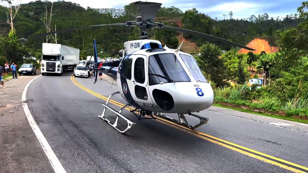 Helicóptero do Notaer pousou na pista para socorrer as vítimas — Foto: Reprodução/TV Gazeta