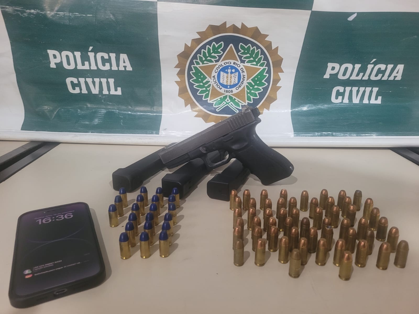 Foragido é preso com pistola e munições que podem 'furar' colete balístico em Angra dos Reis