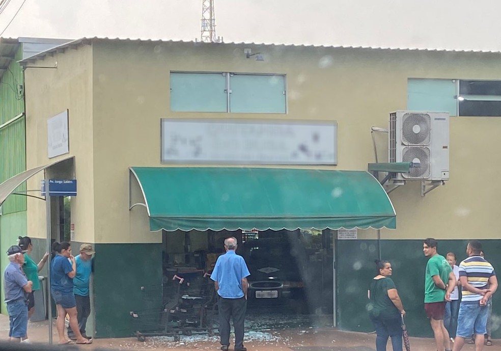 Carro desgovernado invadiu quitanda, em Iepê (SP), nesta quinta-feira (26) — Foto: Redes sociais