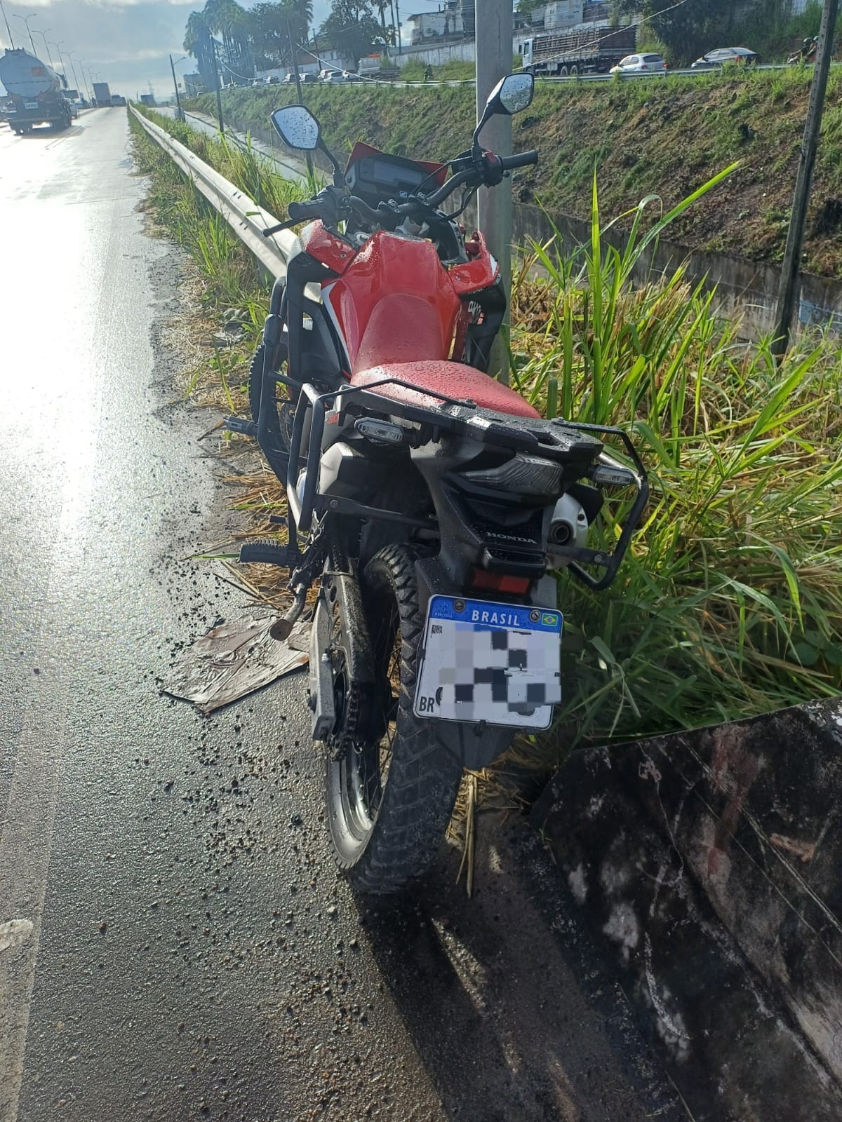 Homem é baleado e morre após perder controle da moto e cair de viaduto