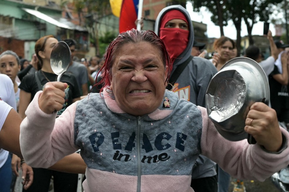 Manifestantes fizeram um panelaço em protesto contra a eleição de Maduro — Foto: Yuri Cortez/AFP