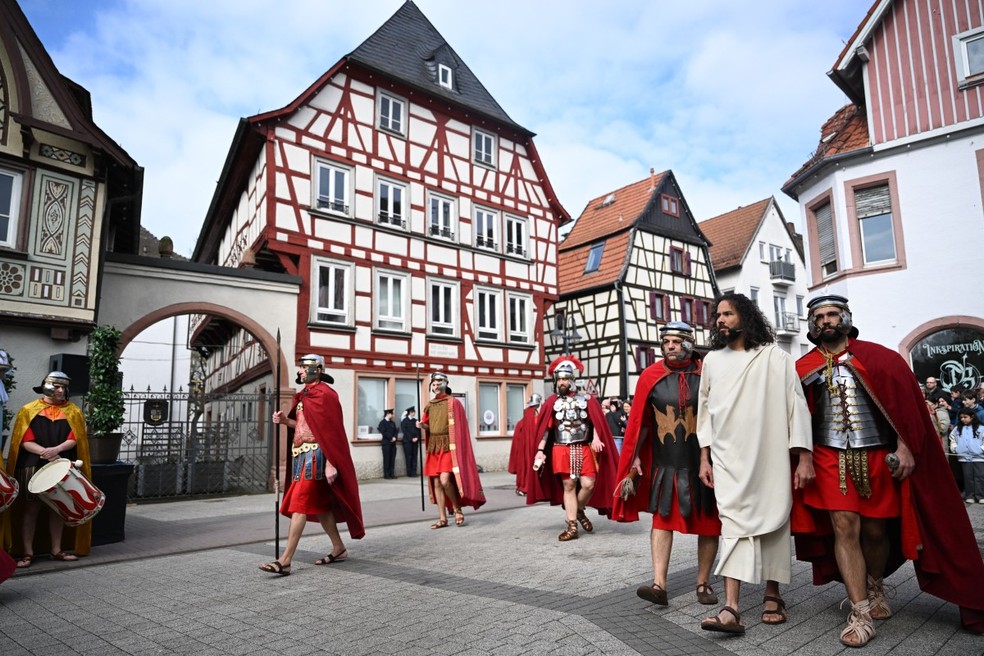 Atores se apresentam em encenação da crucificação de Jesus Cristo em Bensheim, na Alemanha — Foto: Kirill Kudryavtsev/AFP