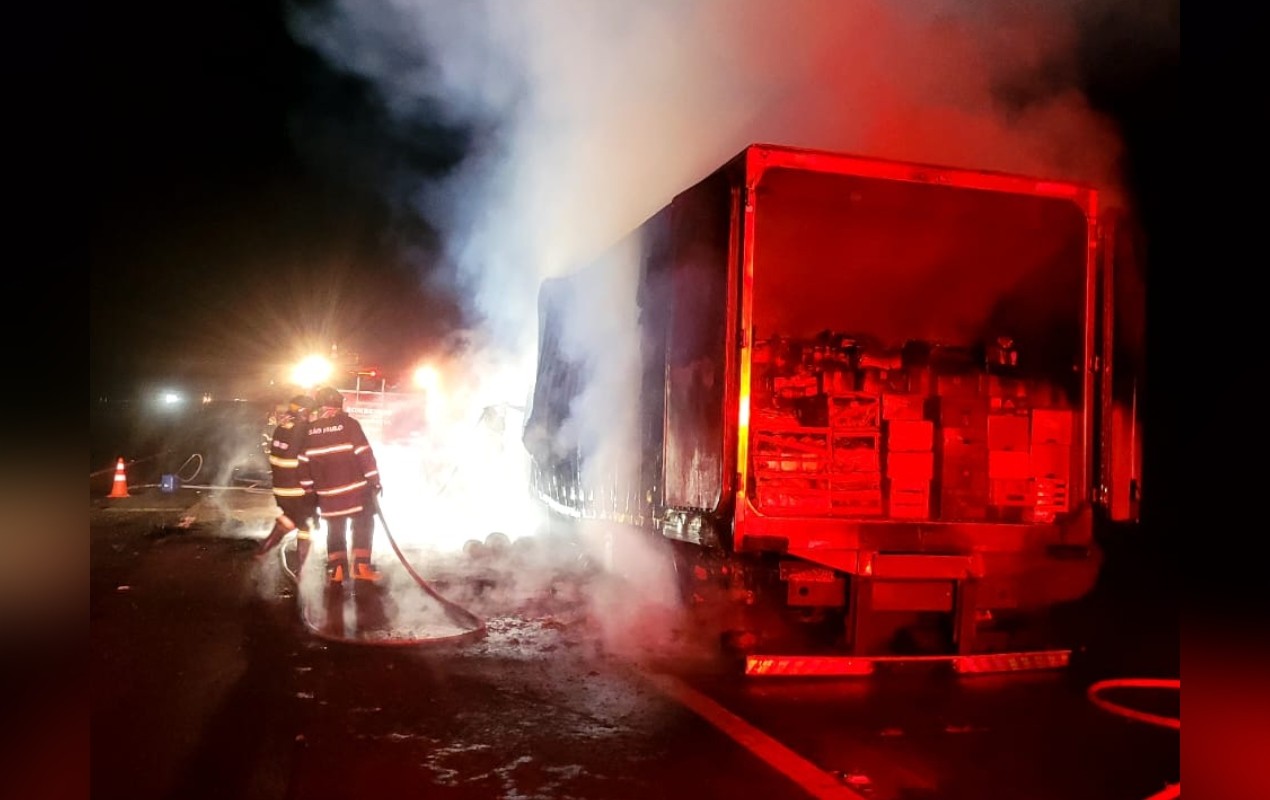 Caminhão carregado com frutas pega fogo e mobiliza Corpo de Bombeiros na Castello Branco em Avaré