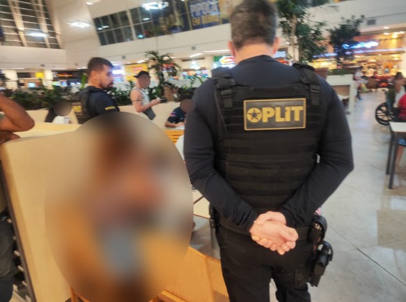 Mulher é presa ao tentar vender celular furtado em Maceió; negociação foi feita em shopping
