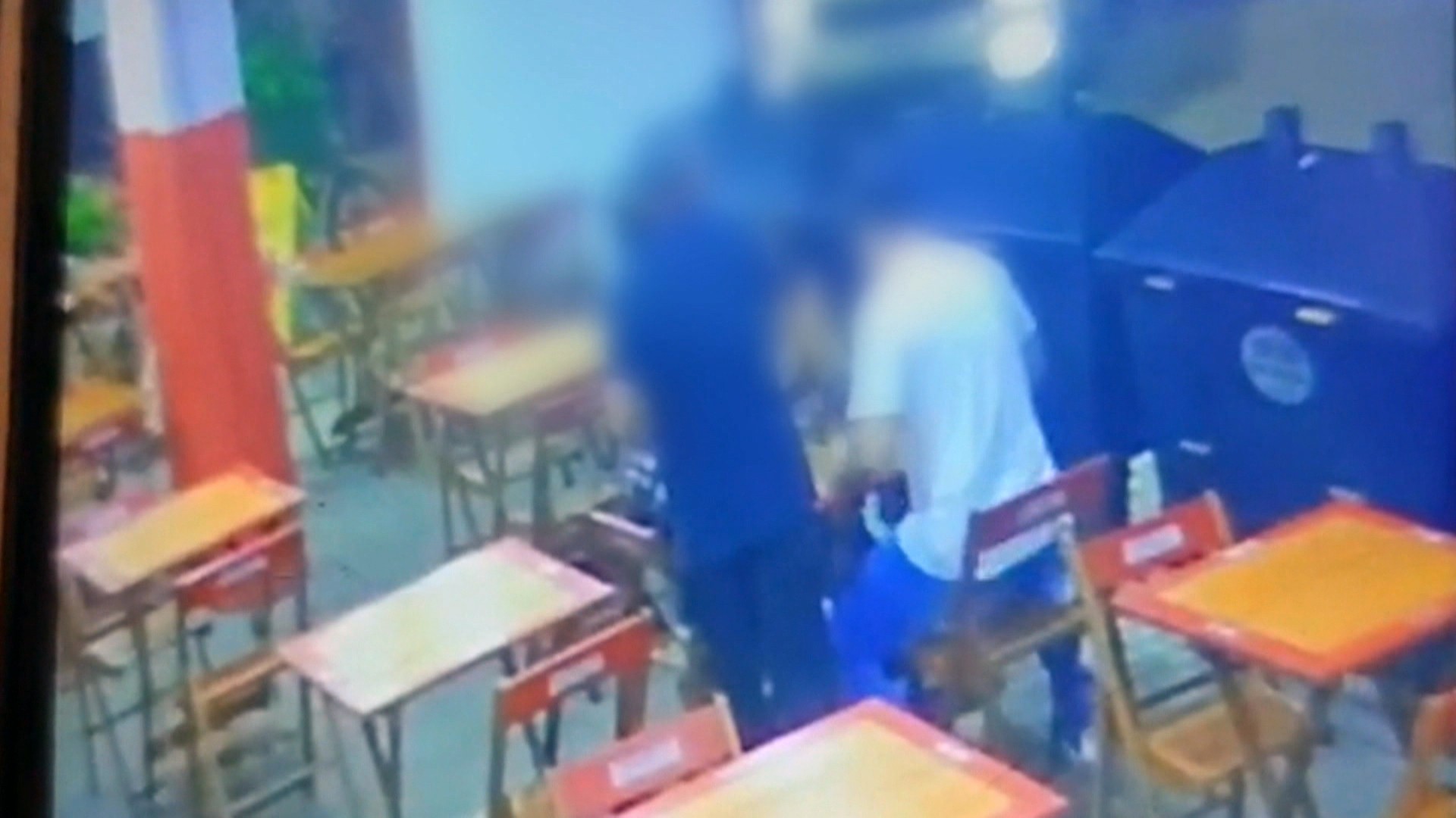 VÍDEO: mulher escapa por pouco de veículo que invadiu restaurante durante perseguição