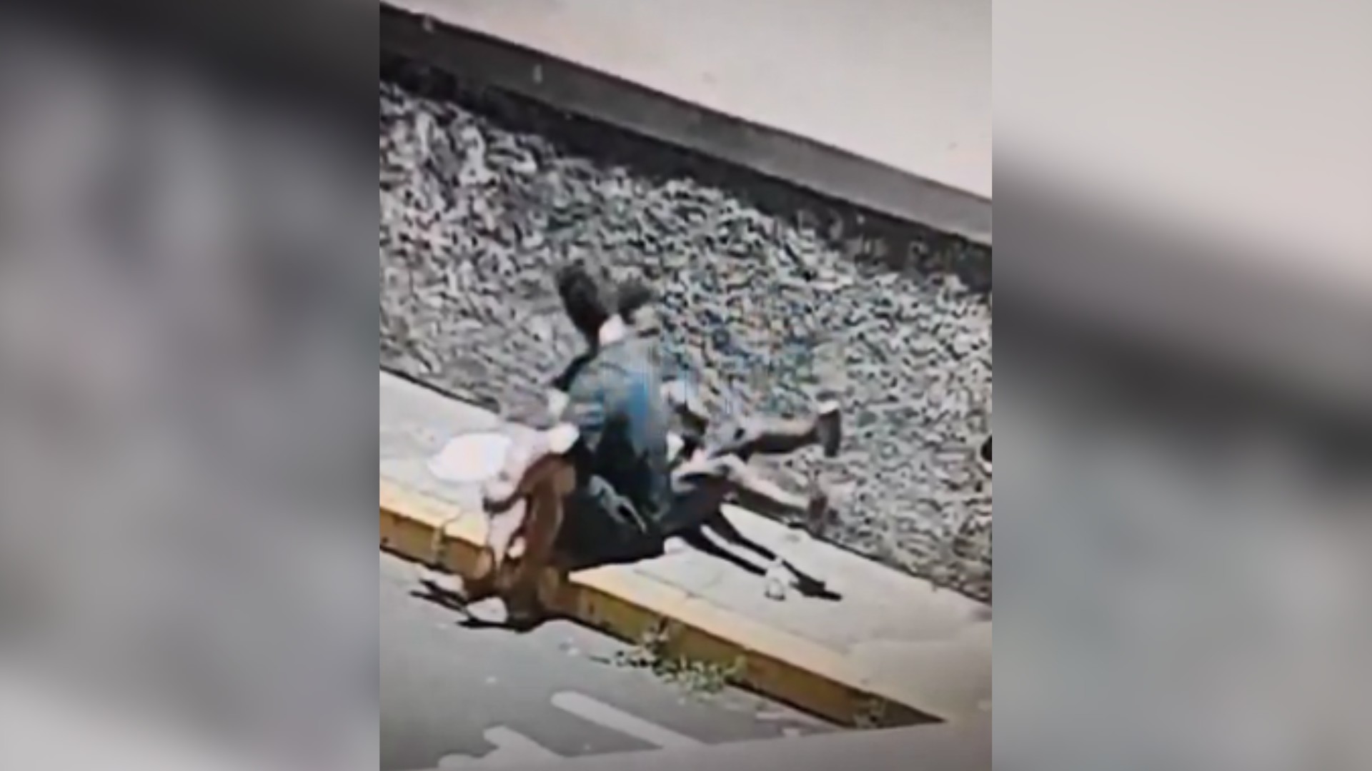 Homem é preso após ser flagrado pressionando pescoço de esposa contra calçada em Araçatuba; vídeo 