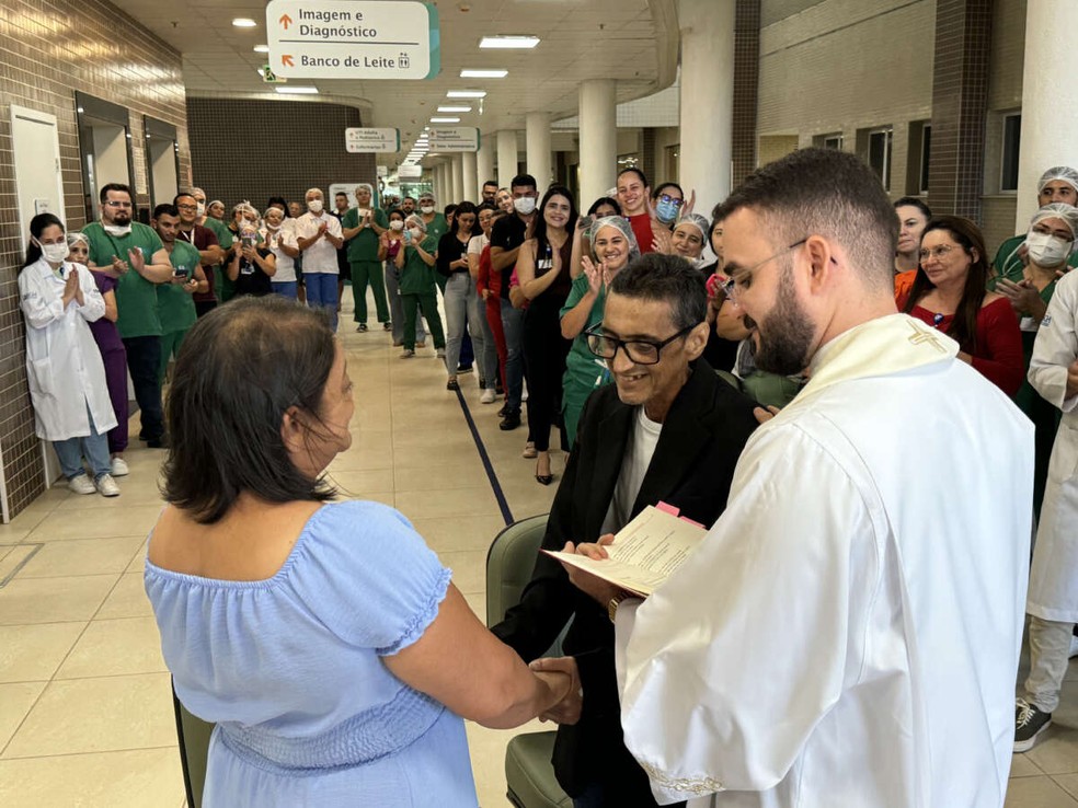Paciente casou com a mulher após 26 anos, em cerimônia junto à famíia e aos trabalhadores do hospital — Foto: Joelton Barboza/SESA