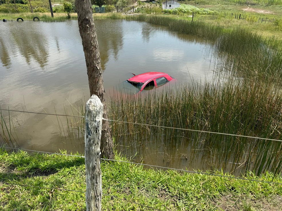 Com o impacto da colisão, carro utilizado pelo suspeito foi lançado dentro de uma lagoa — Foto: Reprodução/Polícia Civil