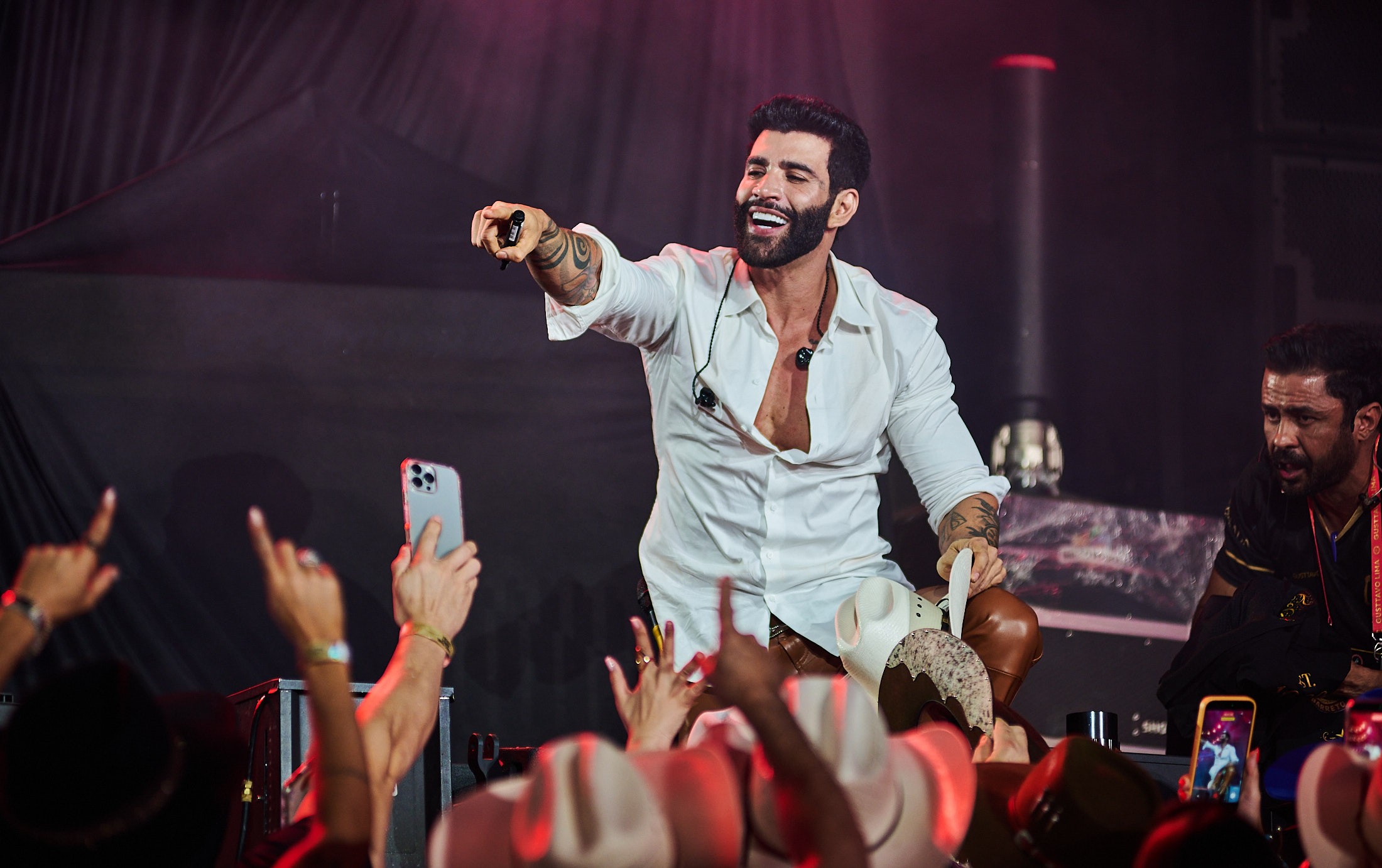 Embaixador Gusttavo Lima mantém tradição, amanhece na arena de Barretos lotada, chora e empilha hits