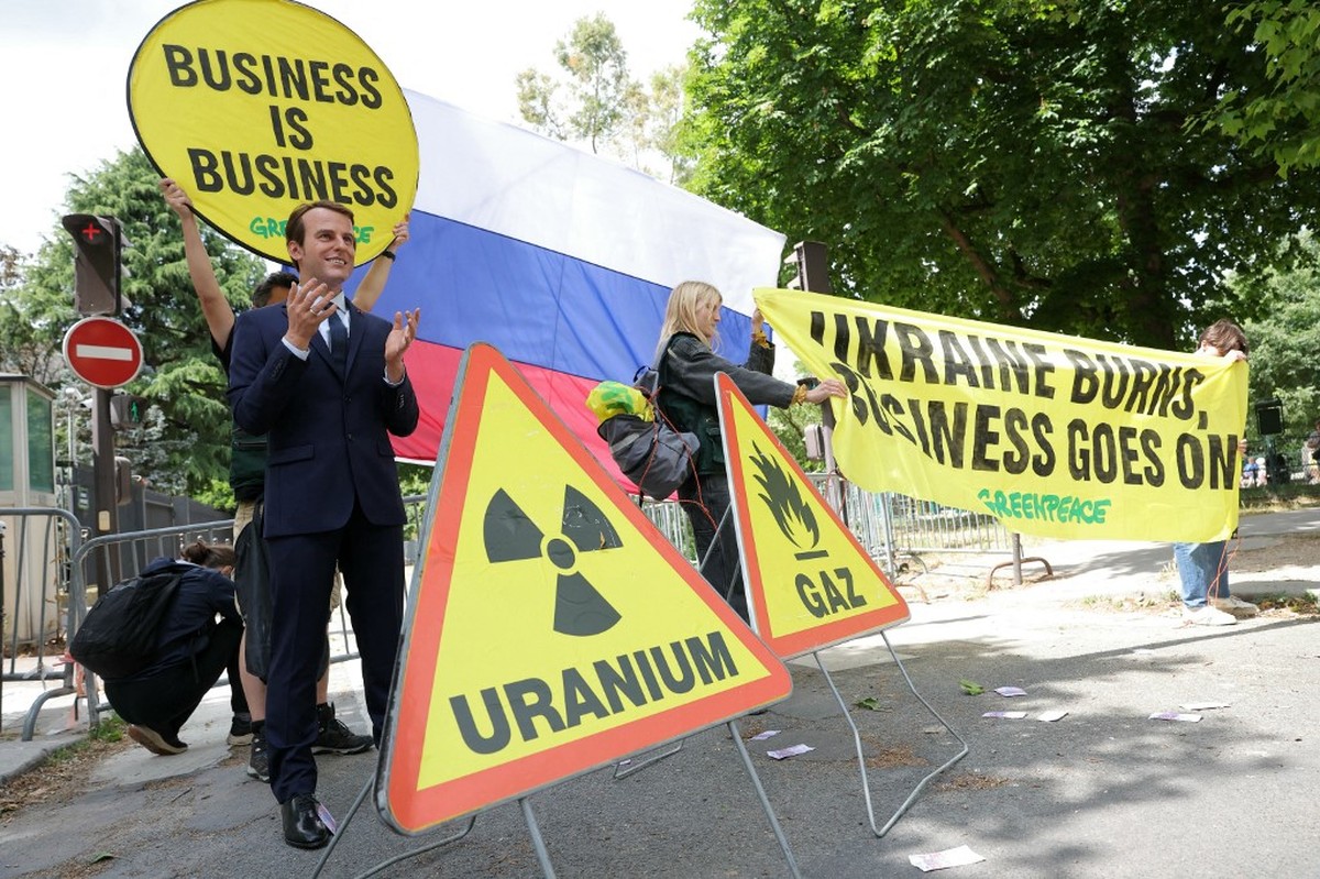 Estátua de cera de Macron é roubada por ativistas para protesto na embaixada russa em Paris