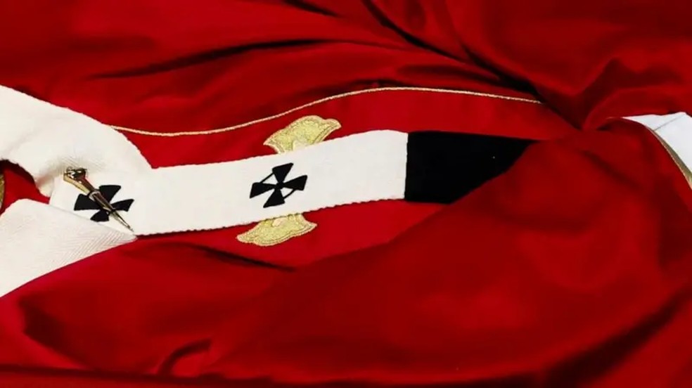 Por tradição, o pálio é confeccionado em um convento de Roma. — Foto: Reuters via BBC