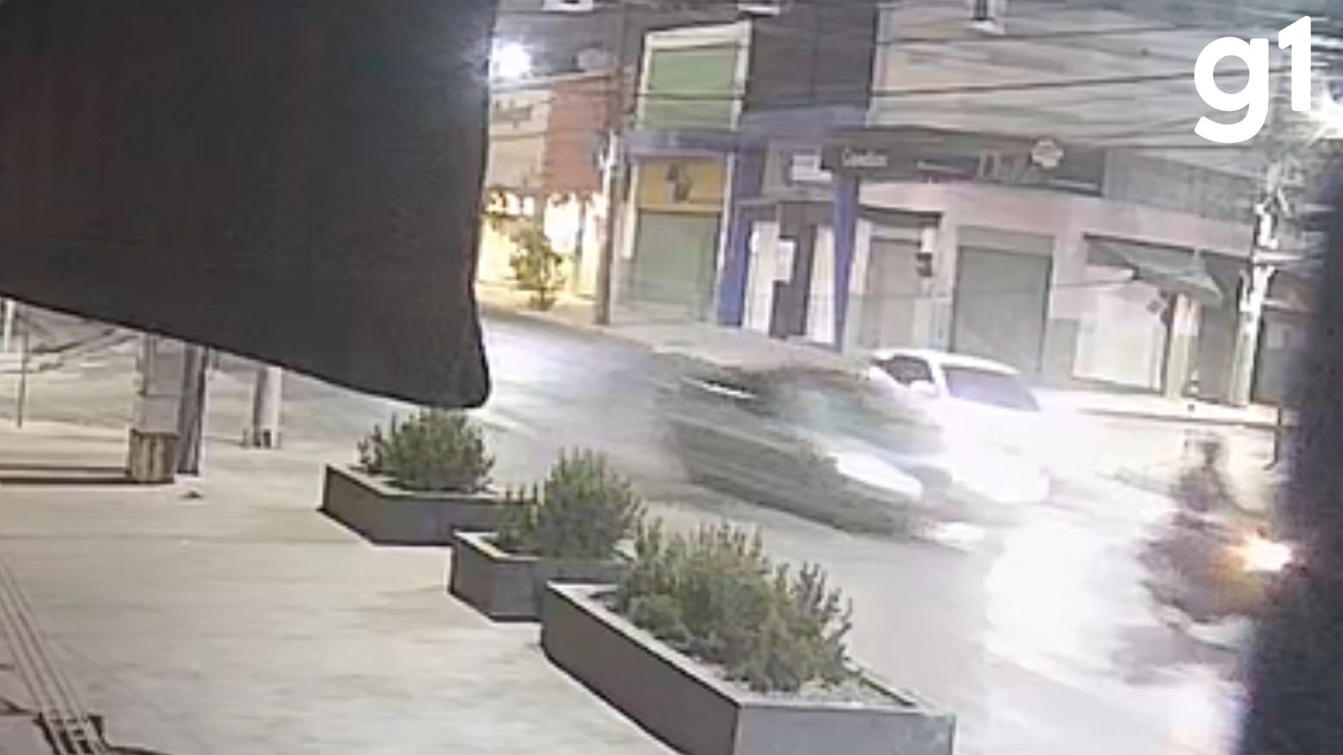 Câmeras mostram momento em que carro de luxo atinge motociclista que morreu em Cuiabá; veja vídeo