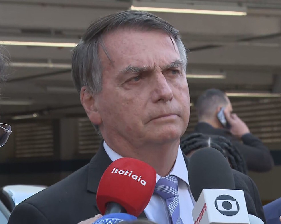 Ex-presidente Jair Bolsonaro em frente à sede da PF, em Brasília — Foto: TV Globo/Reprodução