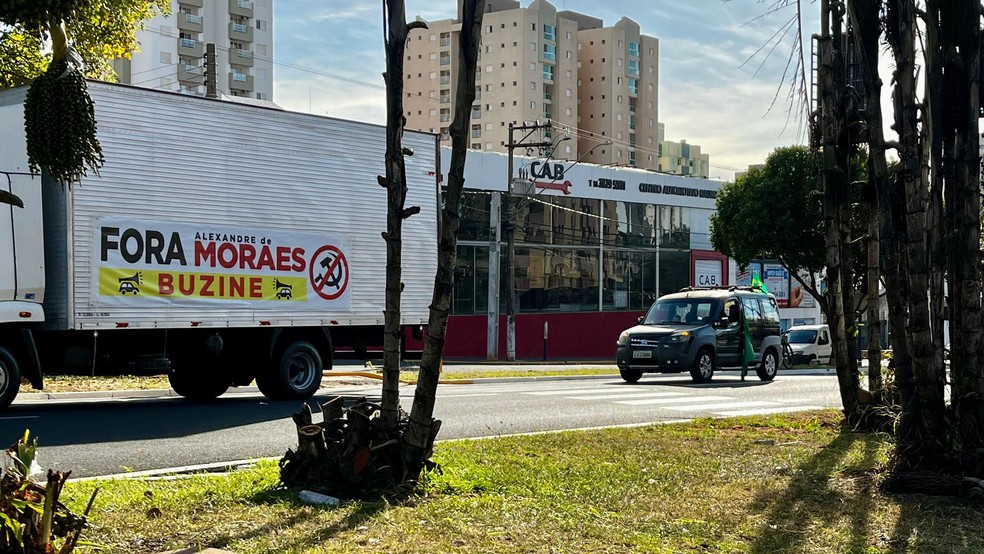 Veículos desfilaram pelas vias de Bauru (SP) com faixas e bandeiras, durante manifestação em apoio ao ex-presidente Jair Bolsonaro, neste domingo (3) — Foto: Reprodução/Redes sociais