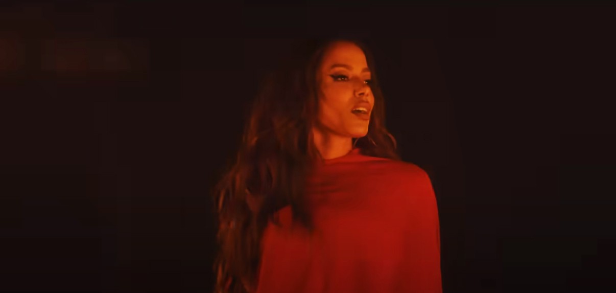 Anitta sensualiza no registro oficial em vídeo de ‘São Paulo’, música lançada por The Weeknd em show no Brasil