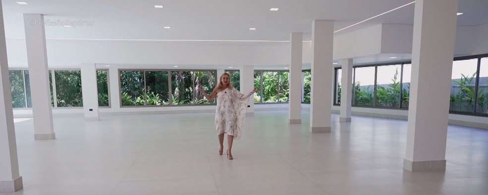 莫妮卡展示她可容納25輛車的車庫——圖片：轉載/環球電視台