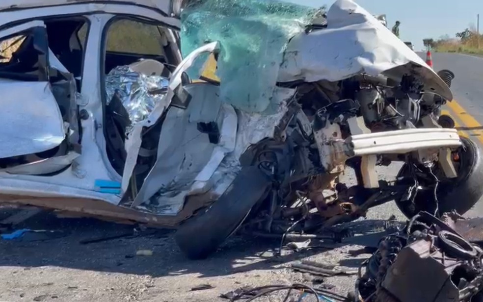 Carro de empreendedora que morreu após tentar ultrapassagemna GO-330 ficou destruído, em Catalão — Foto: Alyne Braga/TV Anhanguera