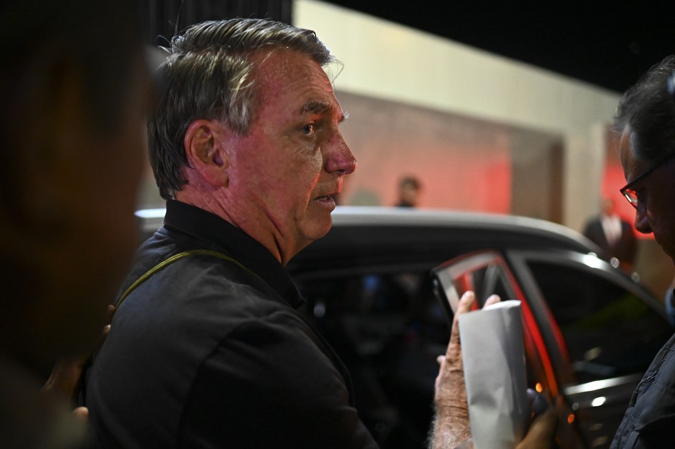 Ex-Presidente Jair Bolsonaro fala com a imprensa após chegar no aeroporto de Brasília. — Foto: Ton Molina/Estadão Conteúdo