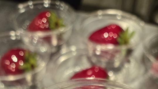 ‘Morango do amor, por favor’: pedidos levam padaria brasileira no Canadá a vender doce brasileiro
