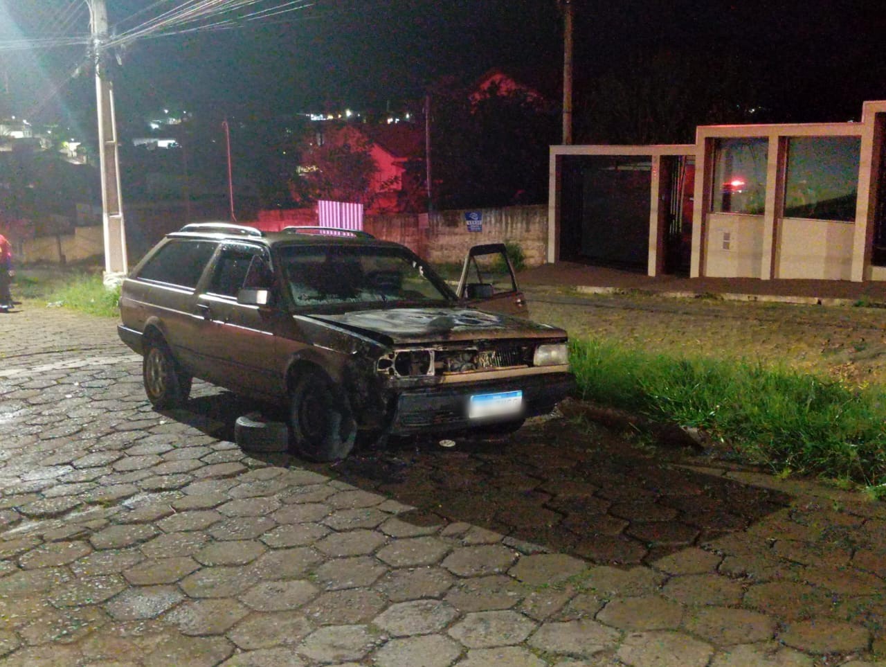 Motorista recebe socorro após carro pegar fogo e acaba preso por embriaguez ao volante em Itararé