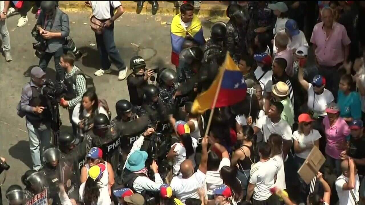 Venezuela tem dia de protestos contra e a favor do regime de Maduro | G1