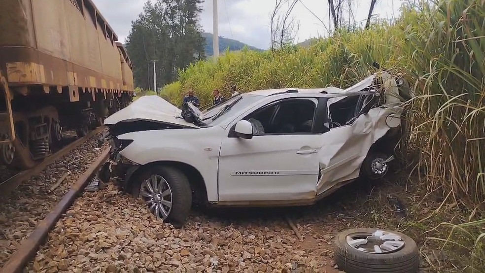 Carro ficou destruído após colisão com trem; veículo já estava desocupado. — Foto: Divulgação/GAVE