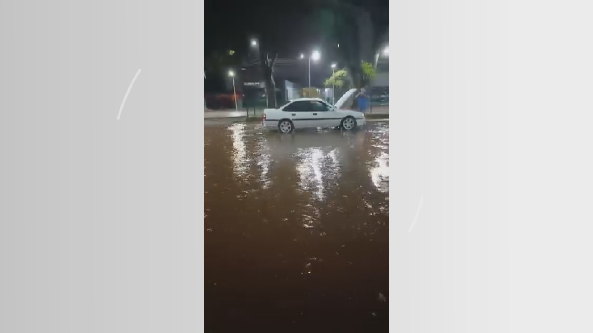 Chuva intensa alaga ruas de Foz do Iguaçu; previsão para a semana é de frio e risco de geada