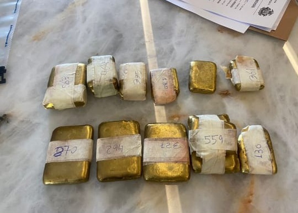 Ao todo, R$ 30 mil em espécie, barras de ouro, celulares e e computadores foram apreendidos nas casas dos investigados . — Foto: Polícia Civil de Mato Grosso