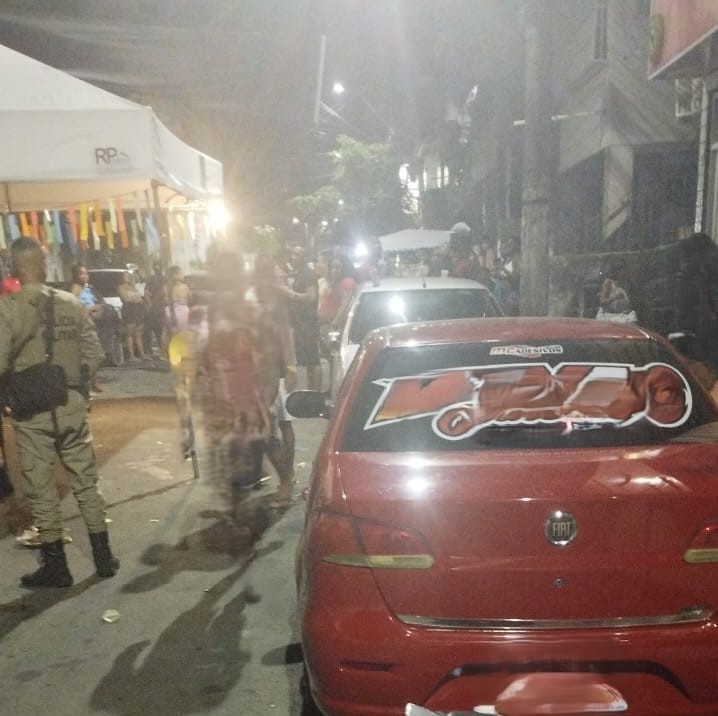 Suspeitos trocam tiros com a Polícia Militar durante festa paredão em Salvador