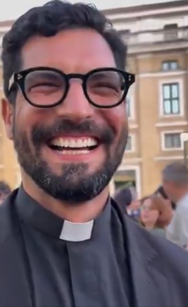 Padre brasileiro gato vira hit nas redes sociais ao ser filmado no anúncio de novo papa