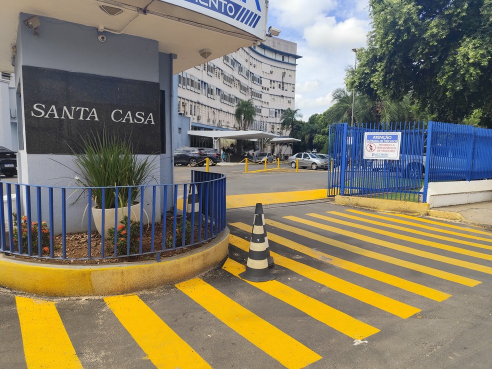 Funcionário foi socorrido para a Santa Casa de Araçatuba (SP) — Foto: TV TEM / Felipe Nunes