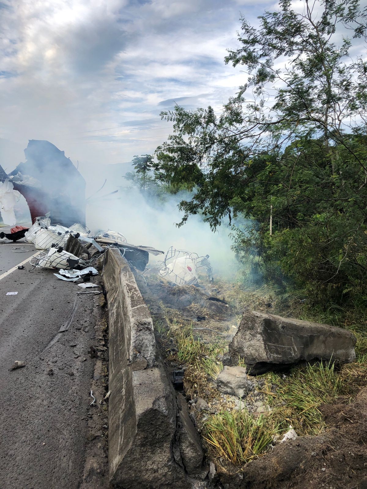 Carreta tomba e mais de 16 mil litros de produto químico vazam na BR-101 na Grande Florianópolis