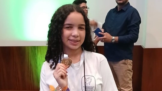 Medalhista de ouro na OBMEP não gostava de matemática e superou luto com ajuda da prova: 'Me encantei pela área' - Com três medalhas da competição, Daniella Machado de Almeida descobriu uma paixão pela disciplina, conquistou oportunidades de estudo e auxílio financeiro, e passou a sonhar com um futuro ligado à matemática.