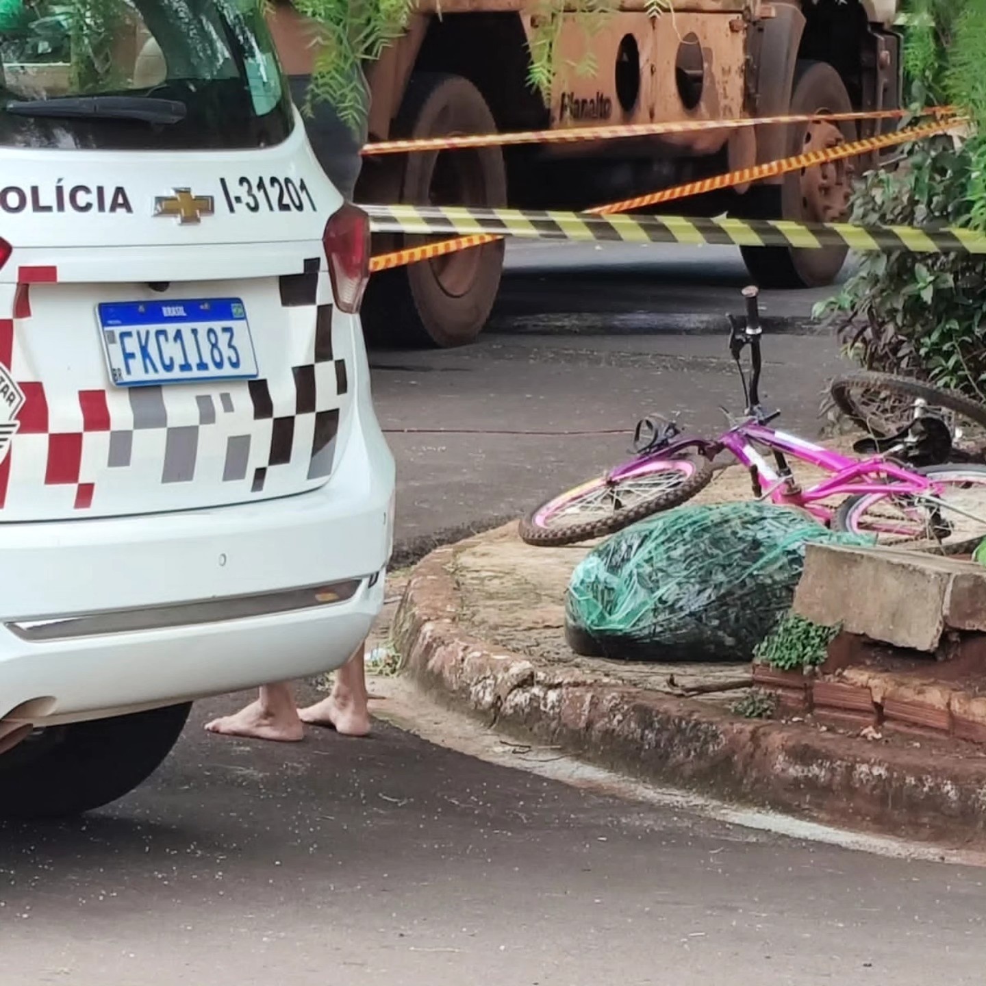 Menina de 7 anos morre após ser atropelada por caminhão da coleta de lixo no interior de SP