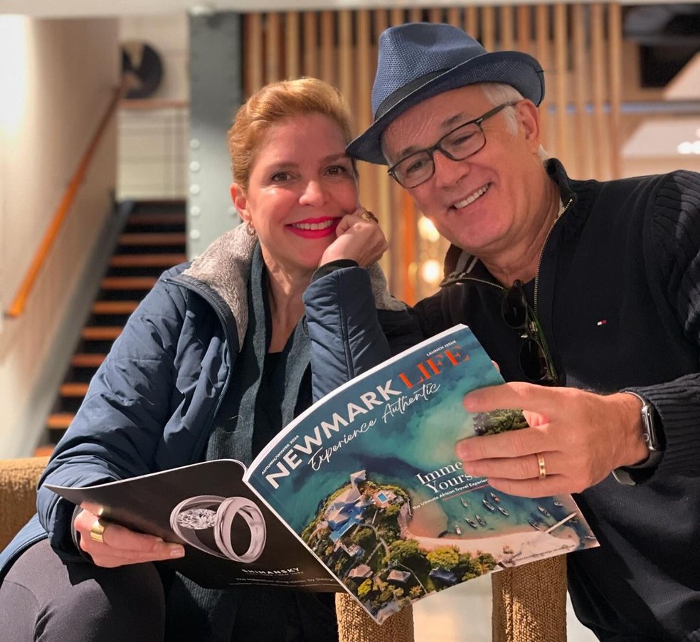 Médico Charles Sá com a esposa, também médica Natale Gontijo, em postagem nas redes sociais sobre safari que fariam na África — Foto: Redes sociais