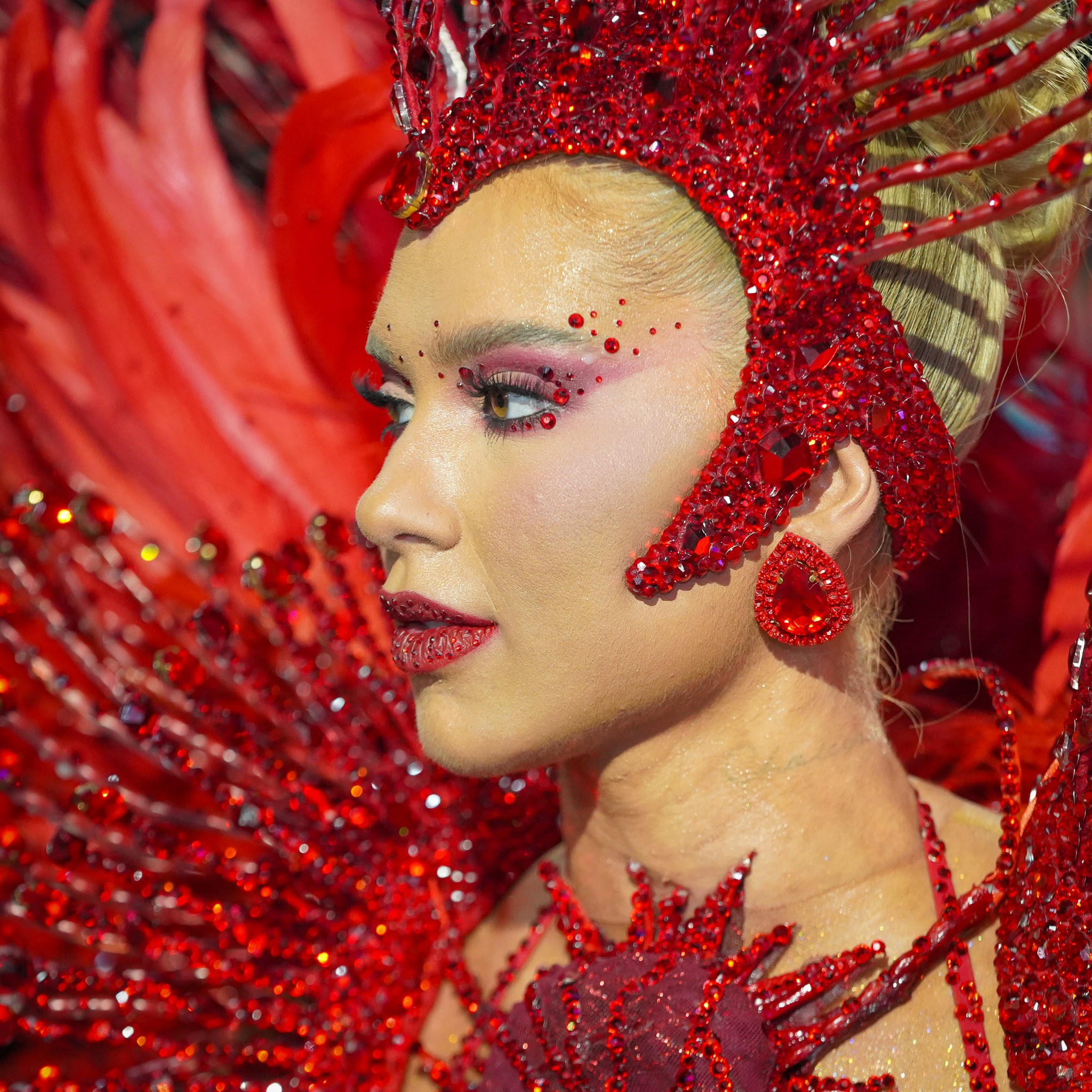 Virginia sem costeiro e com tapa-sexo solto pode tirar pontos da Grande Rio?