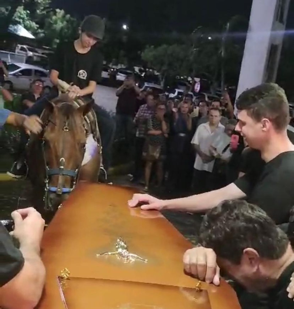 Cavalo se despede de vaqueiro que morreu após mal súbito durante vaquejada no interior do RN — Foto: Reprodução