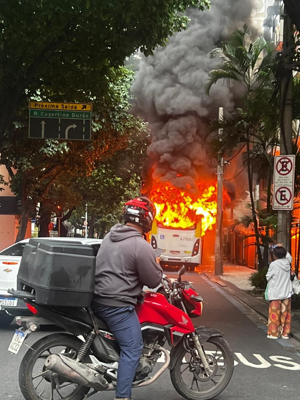 Ônibus pega fogo no Leblon 