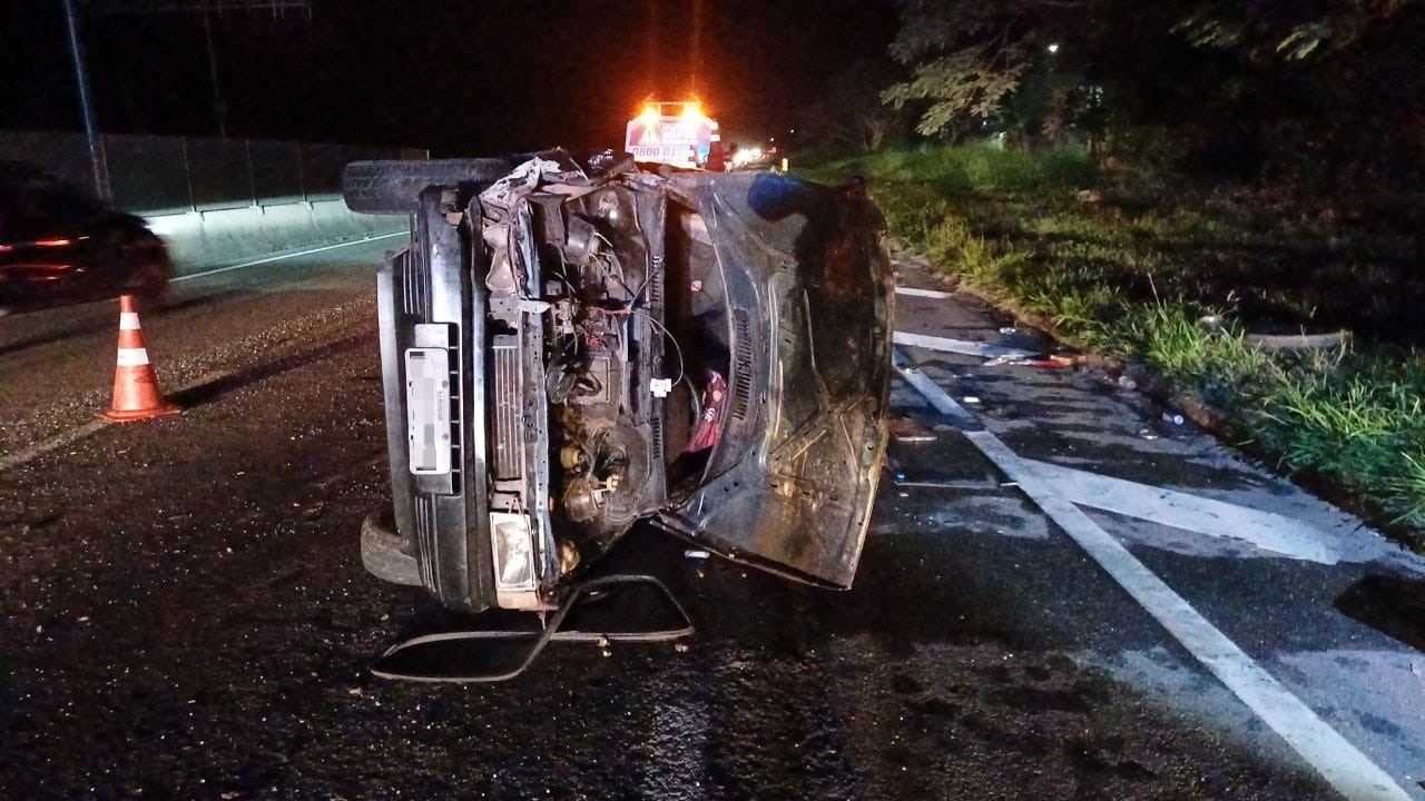 Acidente entre dois carros deixa mãe e filho feridos na Via Dutra, em Resende 