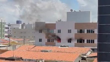Incêndio atinge prédio nos Bancários, em João Pessoa