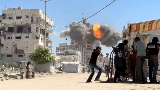 Vídeo mostra momento em que Israel bombardeia prédio em Gaza; país alega que local era usado por terroristas do Hamas - Imagens mostram momento em que míssil atinge o local. Israel alega que o local era usado pelo Hamas e que civis foram avisados com antecedência.