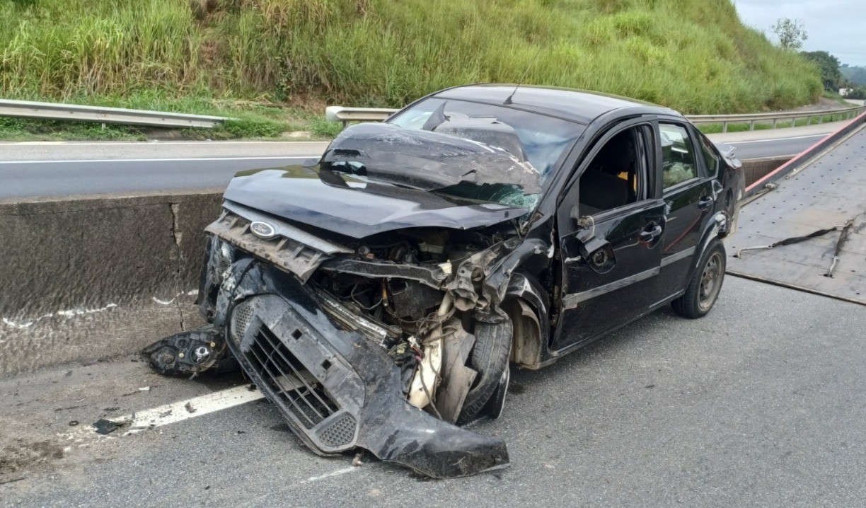 Mulher fica gravemente Ferida em acidenthe Entre Carreta E Carro Na via Dutra, Em Barra Mansa