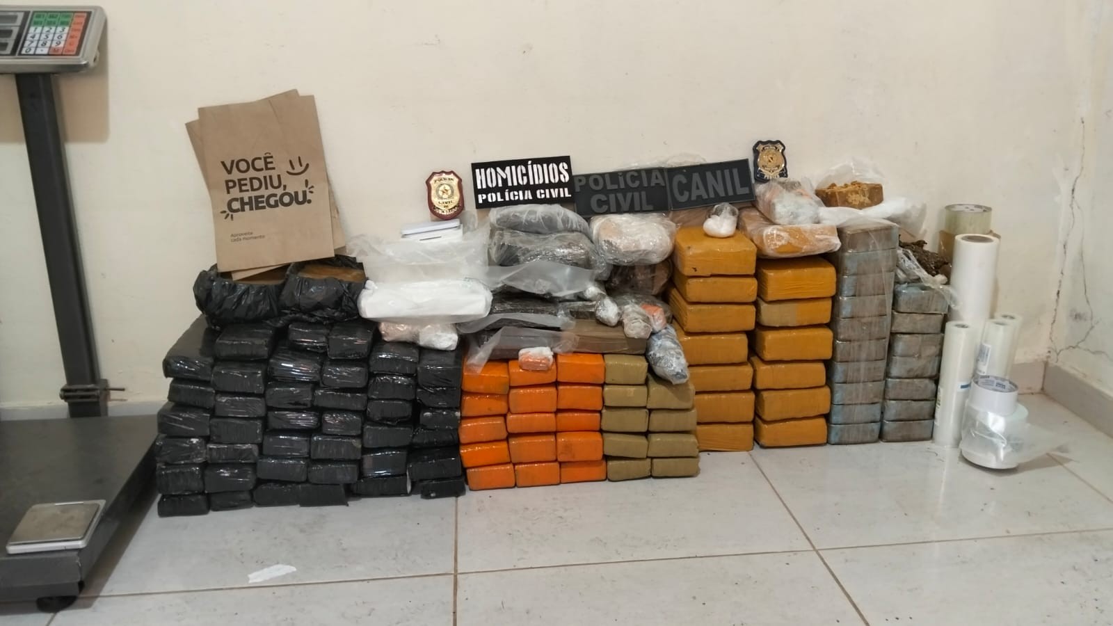 Polícia encontra imóveis usados como laboratórios de drogas com cocaína, maconha e crack em Marabá, no Pará