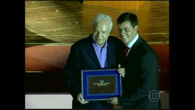 Cid Moreira recebe t&iacute;tulo de cidad&atilde;o petropolitano