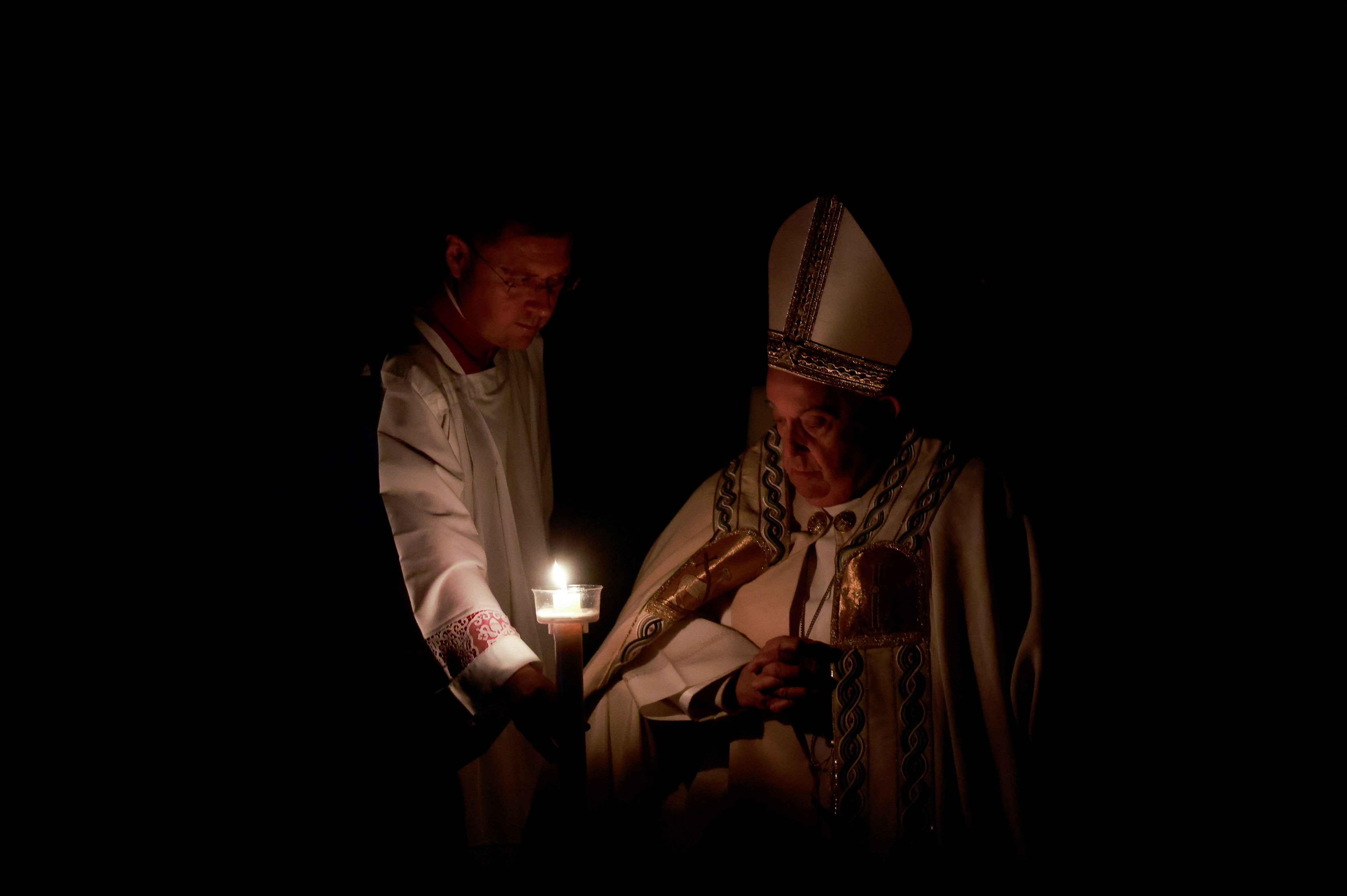 Papa Francisco celebra Vigília Pascal apesar das preocupações com sua saúde