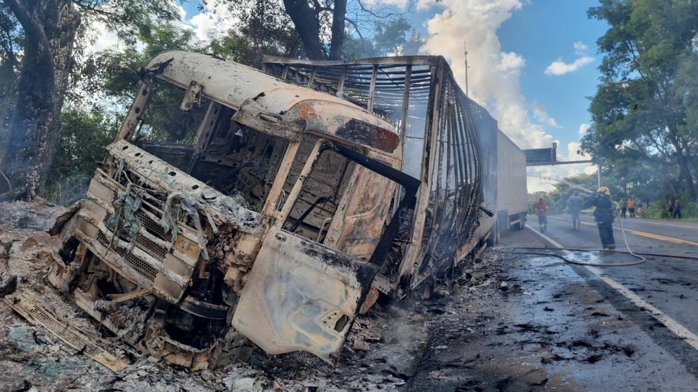 Ituiutaba: Parte de carreta carregada com ar-condicionado é destruída por fogo na BR-153