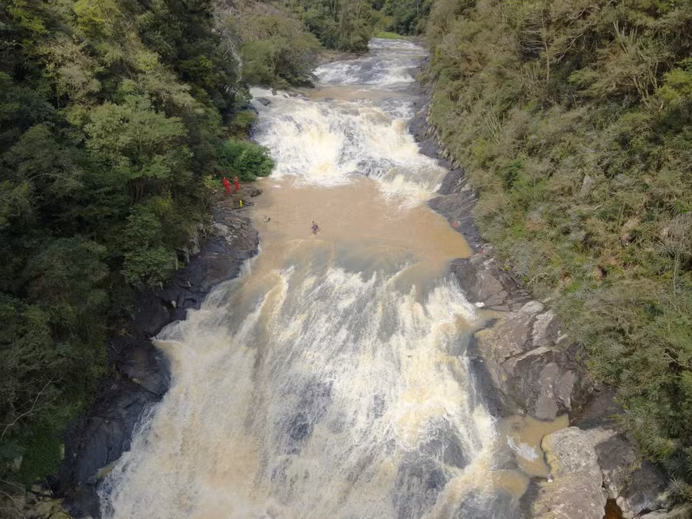 Bombeiros e policiais procuram por Ana Paula Silveira Cardoso com o auxílio de drones no Salto das Orquídeas, em Sapopema — Foto: Corpo de Bombeiros
