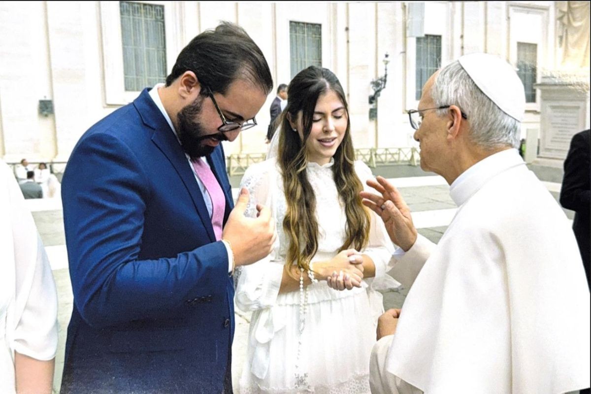 Casal de brasileiros em lua de mel recebe benção na 1ª audiência do papa Leão XIV: 'coração acelerou'