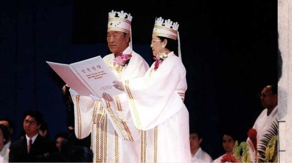 O reverendo Sun Myung Moon (retratado ao lado da mulher) liderava igreja antes de morrer, em 2012 — Foto: GETTY IMAGES