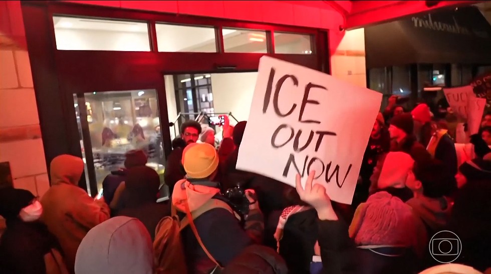 Protestos contra polícia de imigração reúnem milhares nos EUA